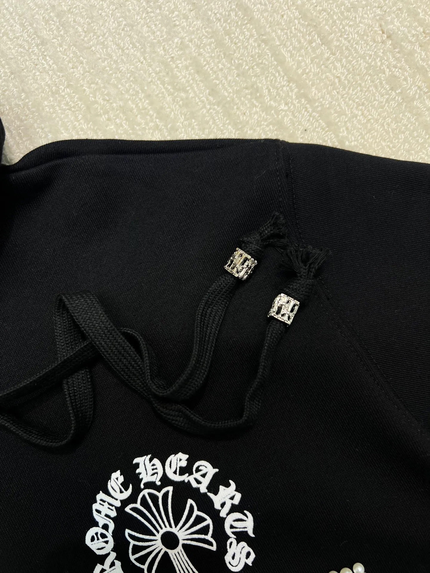 P350 𝗖𝗵𝗿𝗼𝗺𝗲 𝗛𝗲𝗮𝗿𝘁𝘀Cro Heart Pure cotton terry zipper hooded jacket High weight cotton double yarn 380g large terry fabric, fixed and dyed matching ribs, customized full set of accessories, clear letters and perfect restoration without difference. High-end atmosphere, full of class, imported rubber paddle printing graphics and customized bead blasting technology, all wiring is a special machine chain double line.  Size: M L XL XXL